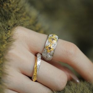 Gold and silver color blocked Tang grass pattern four leaf clover ring